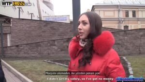 Merhaba, bugün sizlere tutku dolu bir üçlü deneyim hakkında heyecan verici bir yazı sunacağım. Evde üçlü seks, son zamanlarda giderek daha popüler hale gelen bir fantazi haline geldi. Ancak, bu deneyimi sadece iki insan arasında değil, üç kişi arasında paylaşmak, daha da heyecan verici bir hal alabilir. Bu yazıda, evde üçlü seksin nasıl daha tatmin edici hale getirilebileceğine dair bazı ipuçları ve deneyimler paylaşacağım. Tutkulu Bir Başlangıç Evde üçlü seks deneyimini daha unutulmaz hale getirmenin anahtarı, tutkulu bir başlangıç yapmaktır. İlk olarak, herkesin rahat hissetmesini sağlamak için samimi bir sohbetle başlayın. Ardından, öpüşmeye ve dokunmaya başlayarak ortamı ısındırın. Tutkulu bir öpüşme, heyecanı artırmanın harika bir yoludur. İletişim Önemlidir Üçlü seks deneyimini daha tatmin edici hale getirmenin bir diğer önemli unsuru, iletişimdir. Herkesin sınırları ve istekleri farklıdır, bu nedenle açık ve dürüst iletişim kurmak çok önemlidir. Partnerlerinizle nelerden hoşlandığınızı ve nelerden hoşlanmadığınızı konuşun. Bu, herkesin tatmin olmasını ve güvende hissetmesini sağlar. Özel Anlar Yaratın Üçlü seks deneyimi, özel anlar yaratma fırsatı sunar. İki partnerinizle birlikte özel anlar yaşamak için fantezi kıyafetler giyebilir veya erotik oyunlar oynayabilirsiniz. Bu tür etkinlikler, deneyimi daha eğlenceli ve unutulmaz hale getirebilir. Yavaşça İlerleyin Üçlü seks deneyimi sırasında acele etmeyin. Yavaşça başlayın ve her anın tadını çıkarın. Öpüşmek, dokunmak ve sevişmek için zaman ayırın. Acele etmek, deneyimi daha az tatmin edici hale getirebilir. Güvenlik Önlemleri Son olarak, güvenlik her zaman önceliklidir. Cinsel yolla bulaşan enfeksiyonlardan korunmak için kondom kullanmayı unutmayın. Ayrıca, herkesin rahat hissettiğinden emin olun ve rıza önemlidir. Kimse zorlanmamalıdır. Sonuç olarak, evde üçlü seks deneyimi, tutkulu bir başlangıç, iletişim, özel anlar ve yavaşça ilerleme gibi faktörlerle daha tatmin edici hale getirilebilir. Ancak unutmayın ki güvenlik her zaman önceliklidir. Bu deneyimi paylaşırken herkesin rahat ve güvende hissetmesini sağlamak önemlidir. Keyifli deneyimler dileriz!